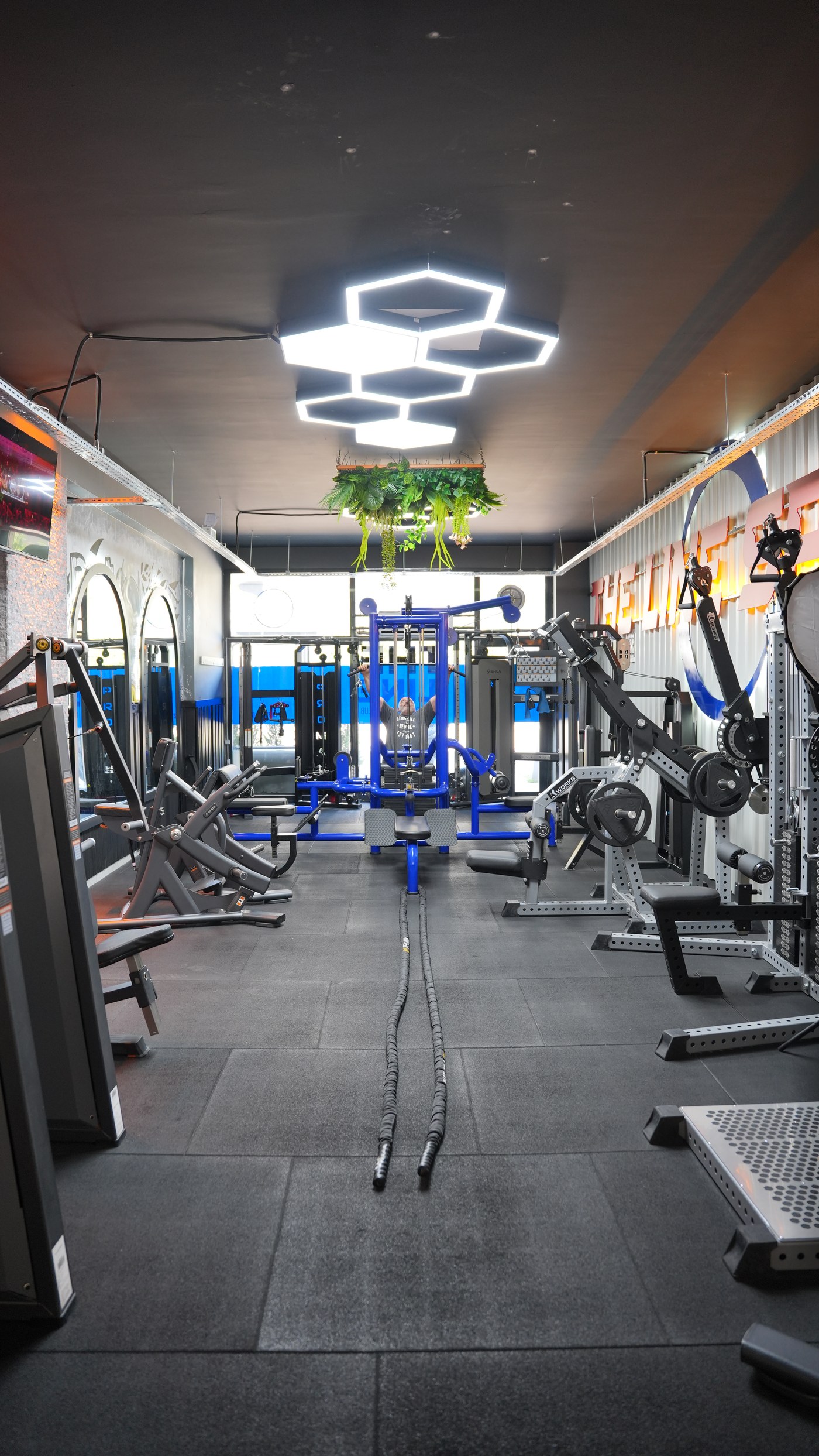 Bayraklı fitness club ana antrenman alanı