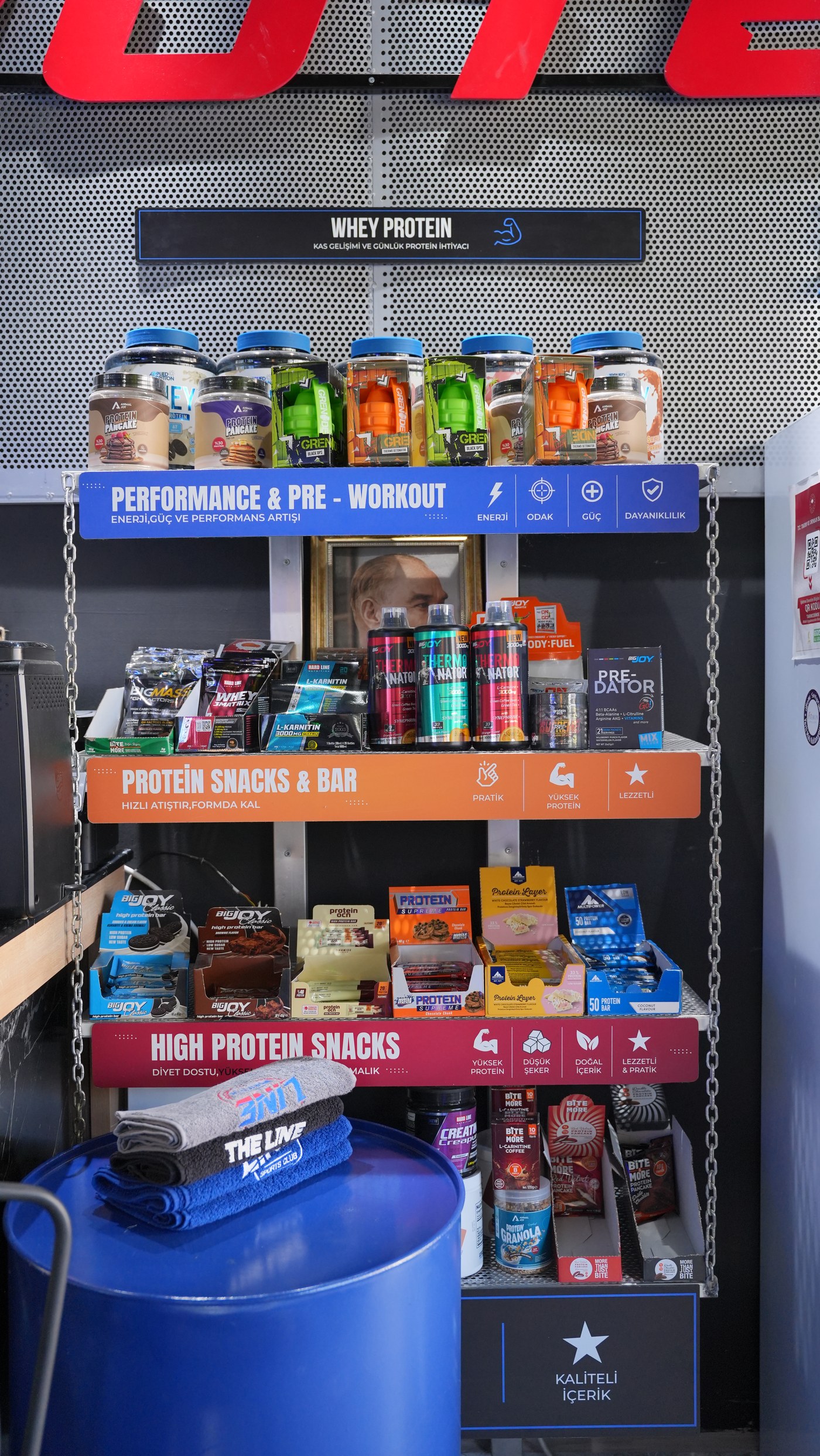 Bayraklı spor salonu protein bar