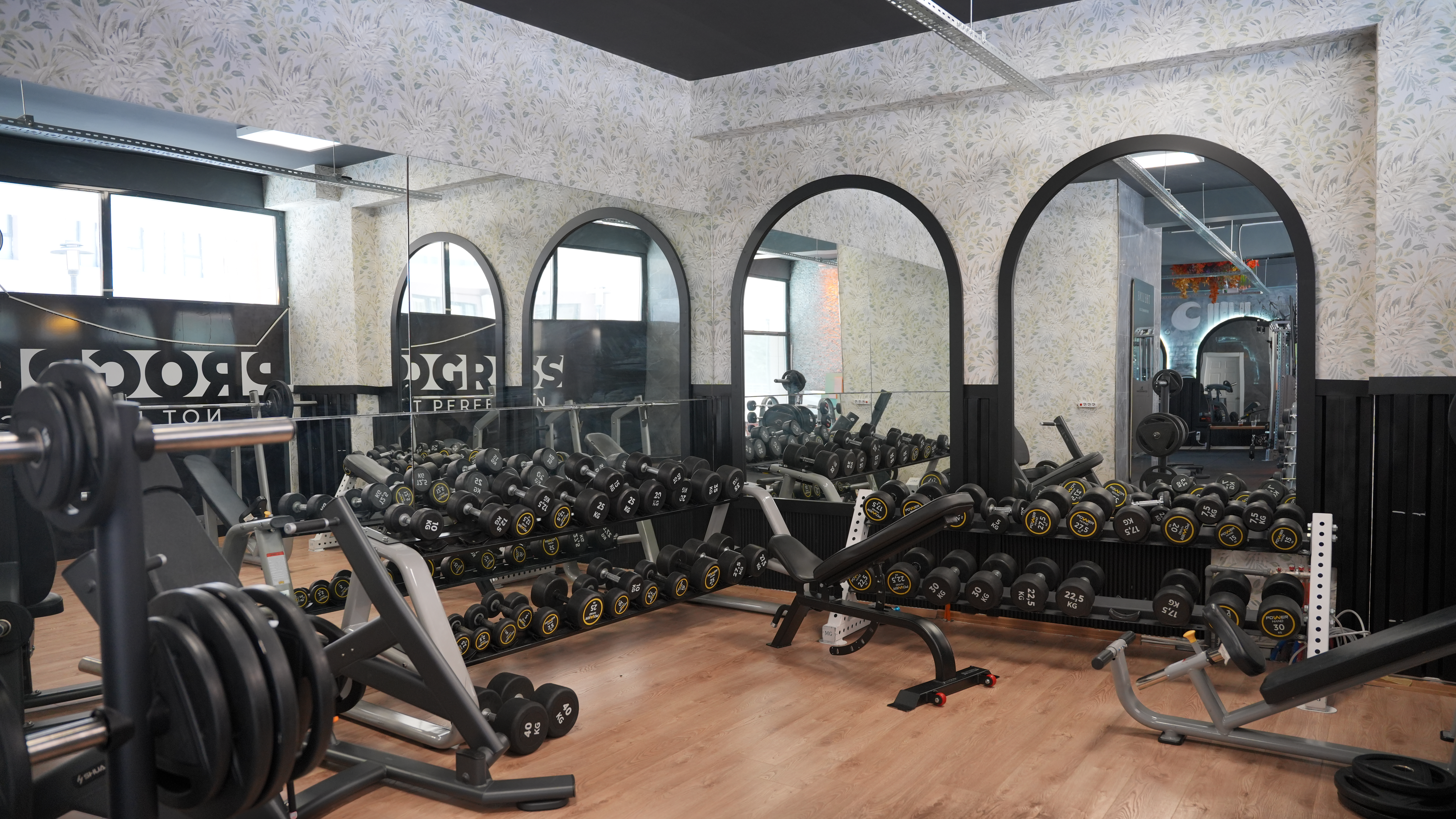 Bayraklı fitness club serbest ağırlık alanı